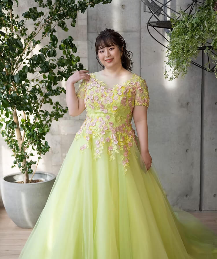 黄みがかったグリーンのドレス｜大きいサイズのウエディングドレスCurvy