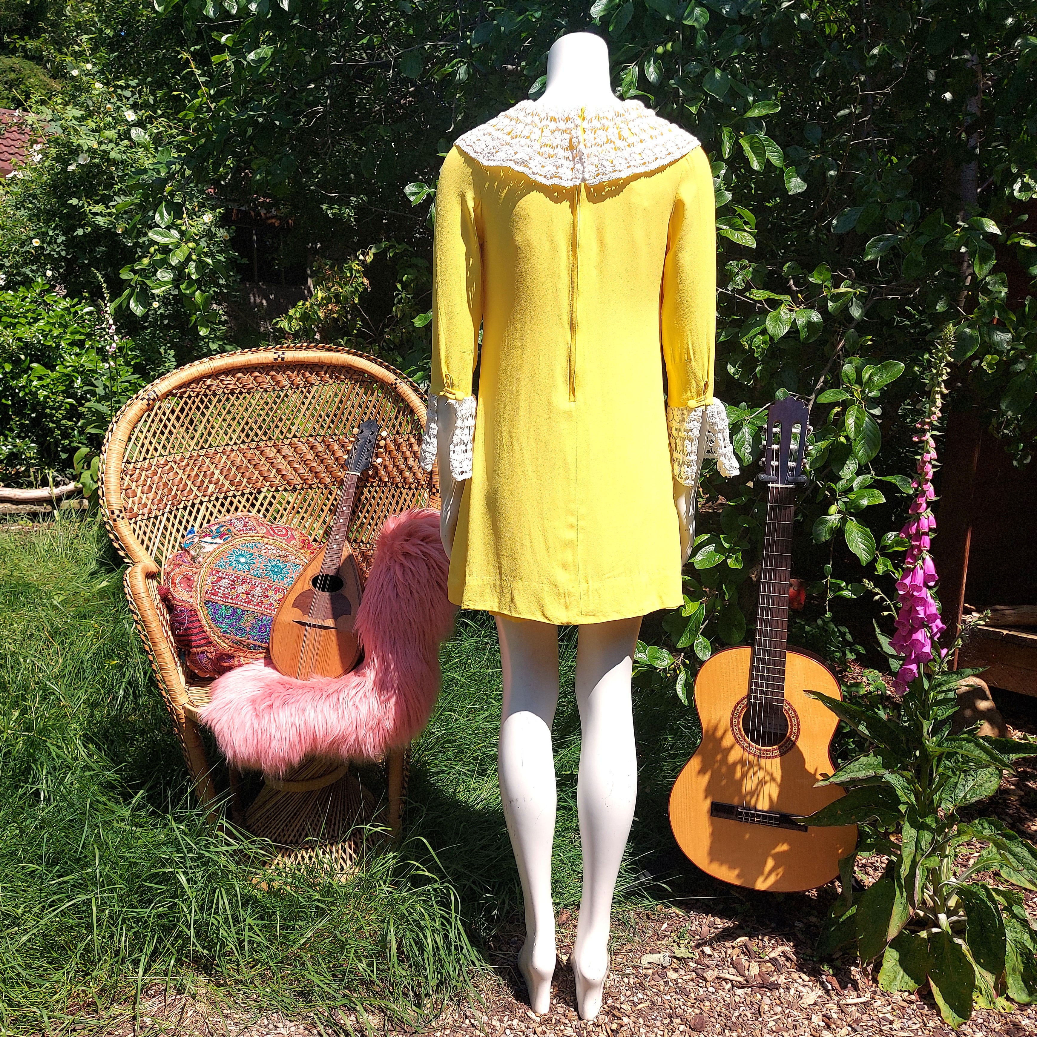 Miss Sunshine! Yellow mellow Crochet trim 60s mini dress