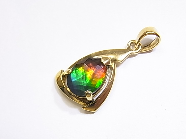 18金（18K）ペンダントトップ お洒落なゴールドのアクセサリーです。