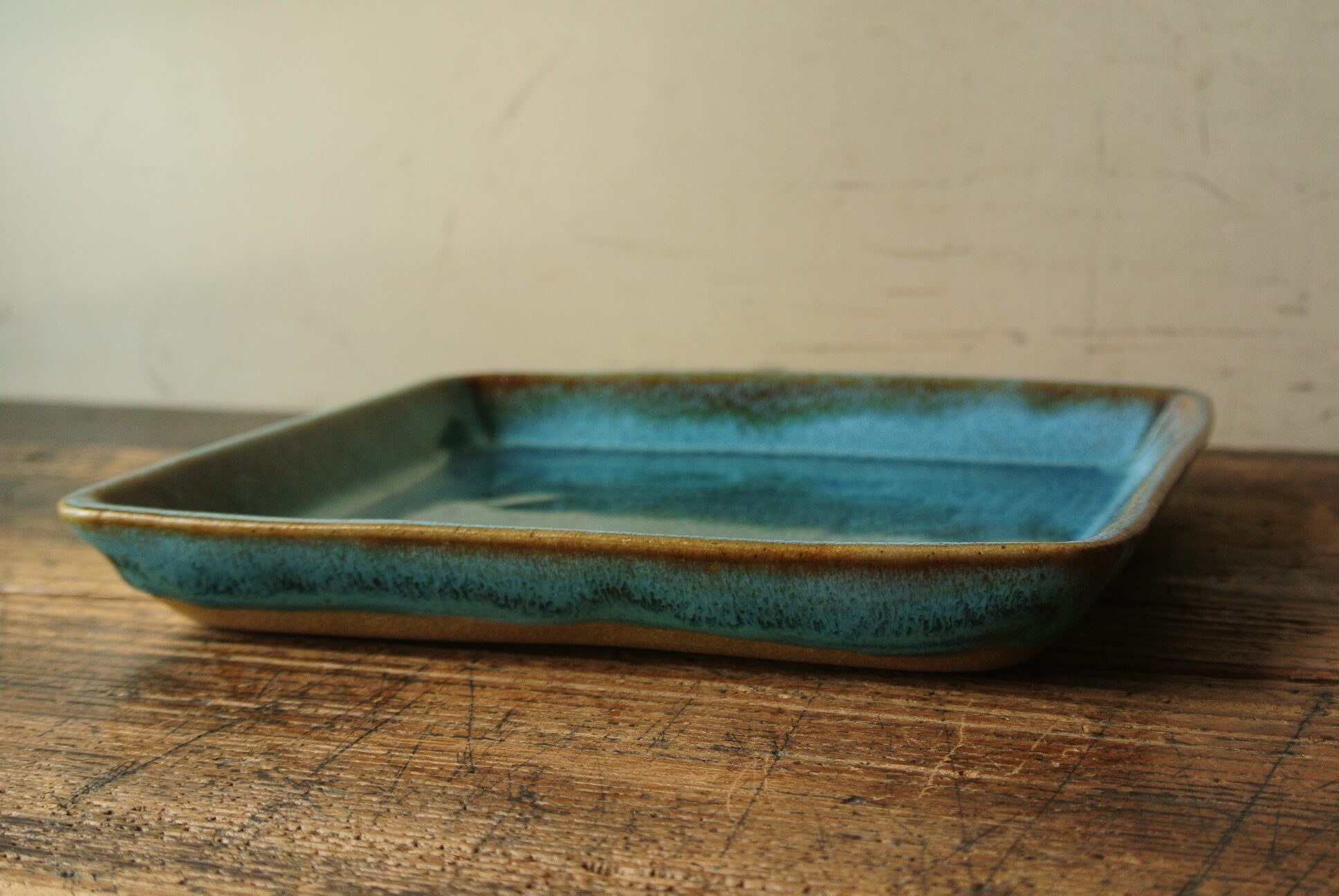 小樽窯 白勢栄悦 均青釉アイヌ文角皿 - アンティーク雑貨・古道具の