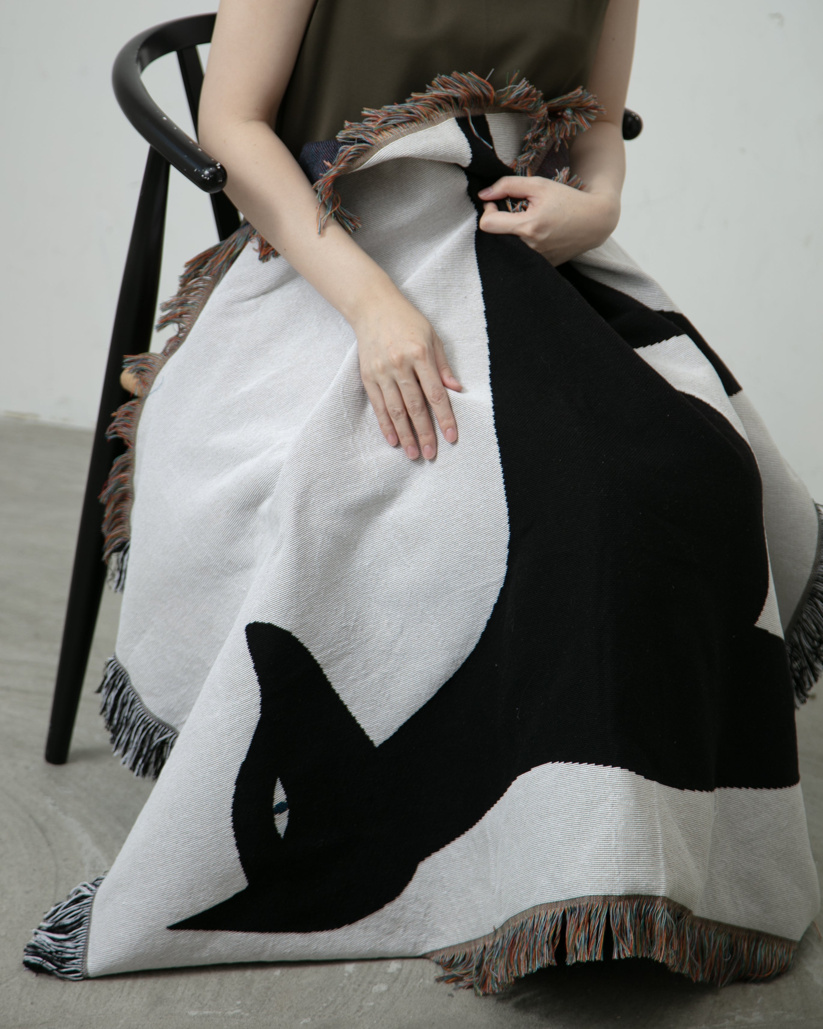 山口一郎 / blanket “kuro neko” | 猫と暮らす部屋に、上質なアートを