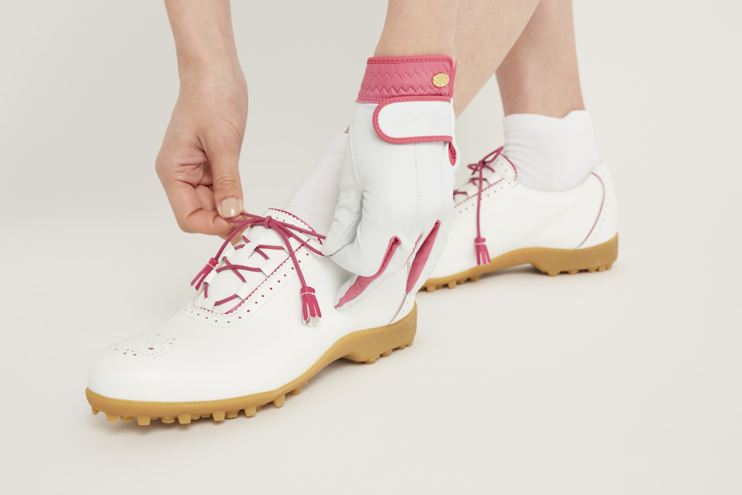 品質・機能・デザインを追求した日本規格の本格ゴルフシューズ | aJADE