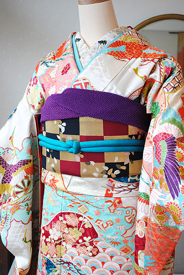 鶴に雲取り末文様綸子振袖