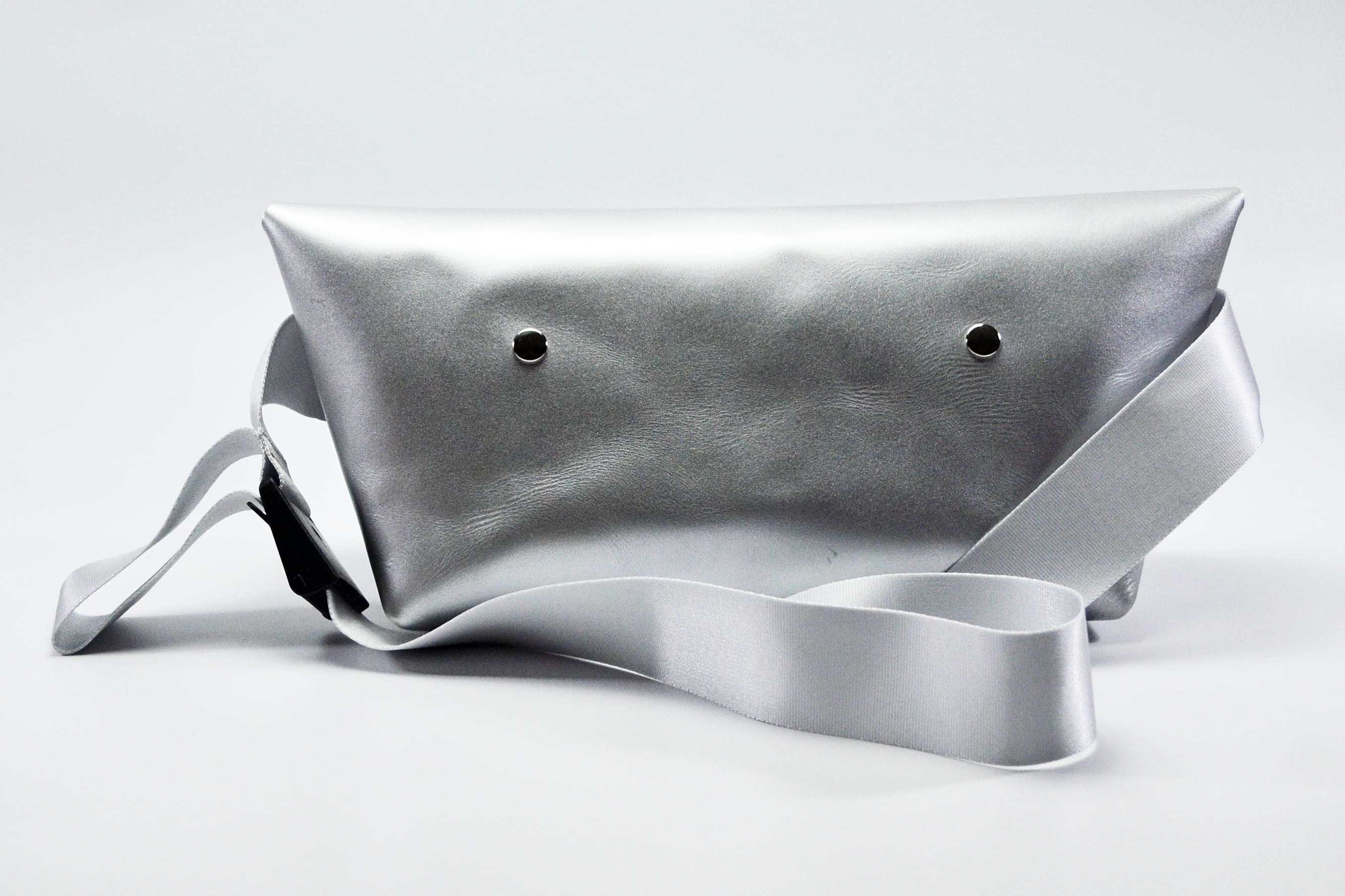 一枚革で製作したオールシルバーのメッセンジャーバッグ、 「Uni&co