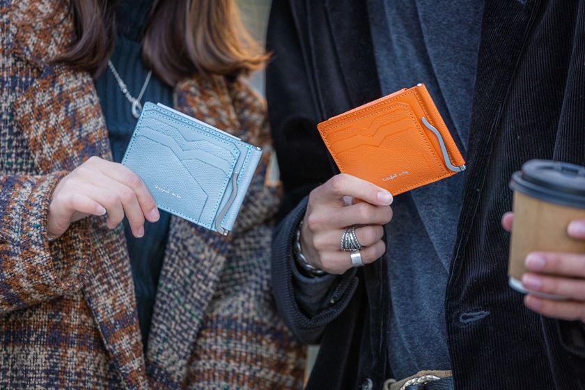 最薄を目指しながらも機能的で使いやすい 『折りたたまない