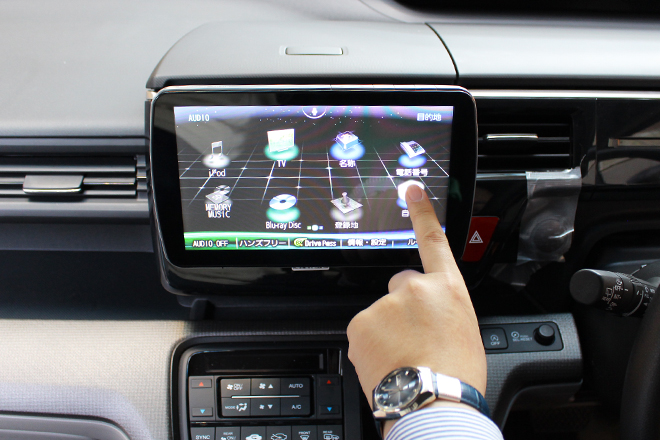 パナソニック、フローティング式9インチ画面のストラーダを発表