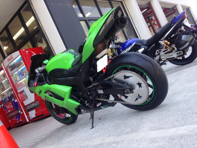 ZX-6Rに72Tのビッグリアスプロケット装着！スタントやショーに！| AxxL