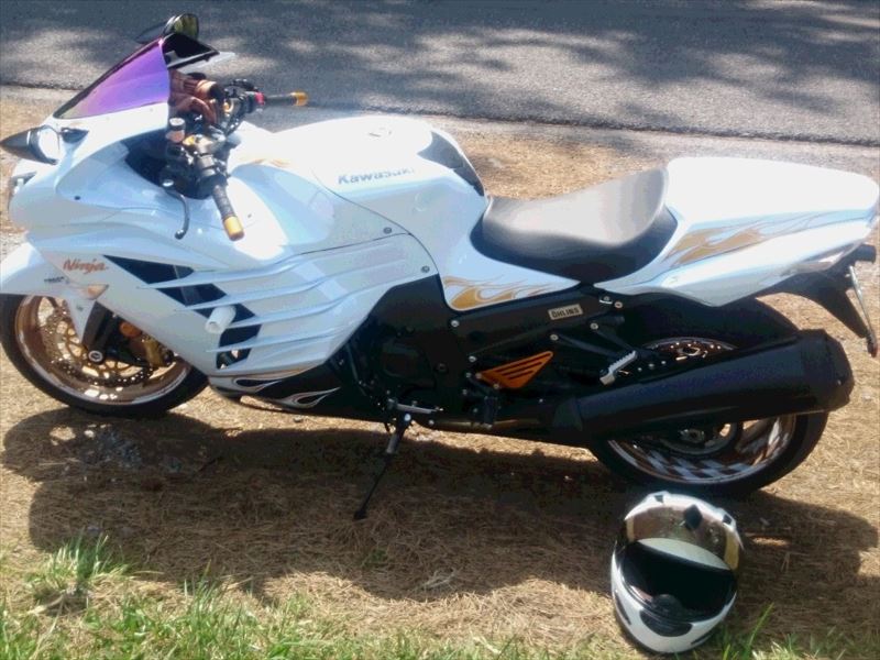 ZX-14Rにホイールをカスタムするリムステッカーを装着！| AxxL