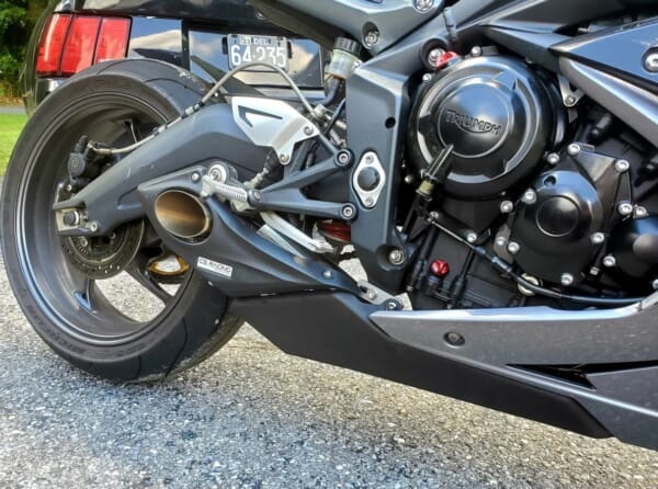 デイトナ675用サイド出しマフラーでパワーアップ&カッコよく！｜AxxL