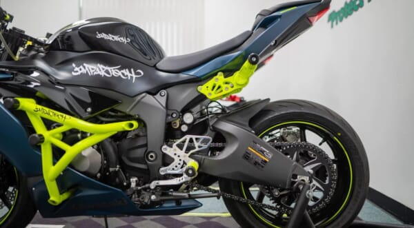 ZX-6R (05-08) 好きなポジションに設定できるアルミサブケージ｜AxxL