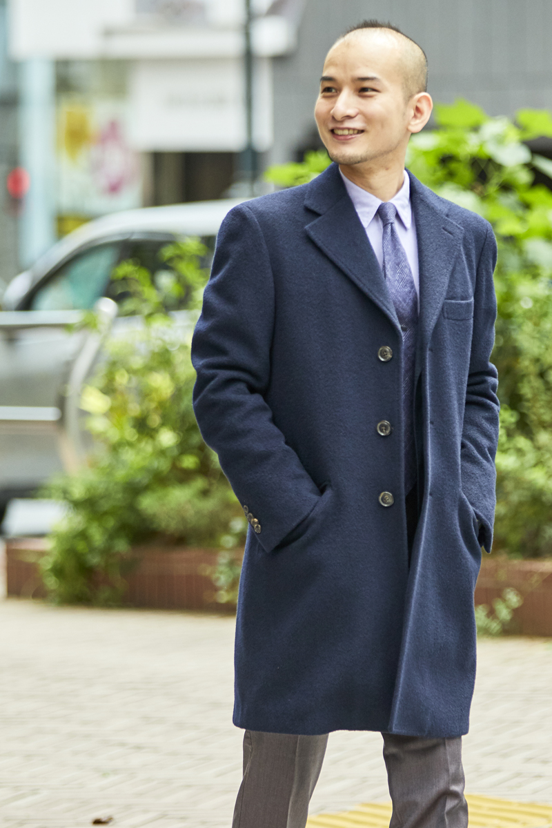 どんなコーディネイトにも合わせやすいネイビーのシングル チェスター