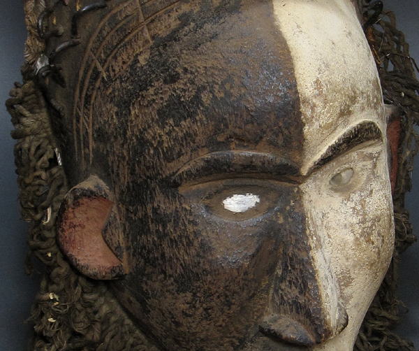 呪術師の仮面<アフリカの仮面(木彫り)：アフリカ雑貨アザライ