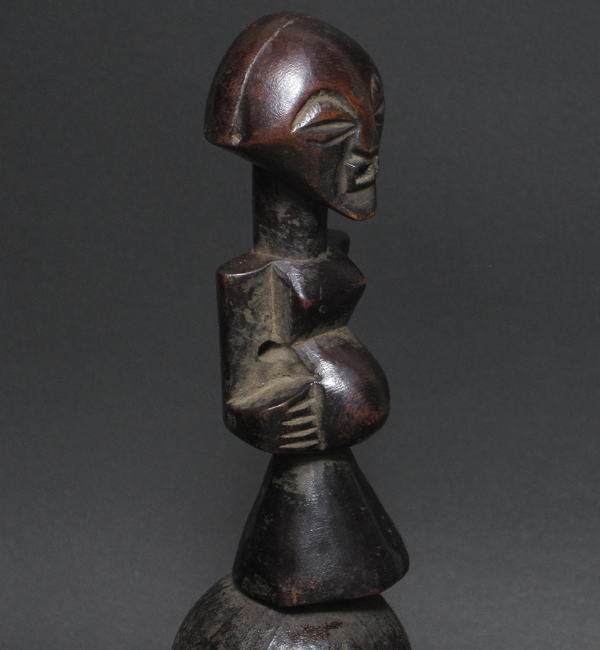 木彫りの柄付きガラガラ<アフリカの木彫祭具・民具：アフリカ雑貨アザライ