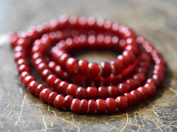 2410】ANTIQUEホワイトハーツほぼ血赤中粒ビーズ一連4(Φ5.5mm)【とんぼ