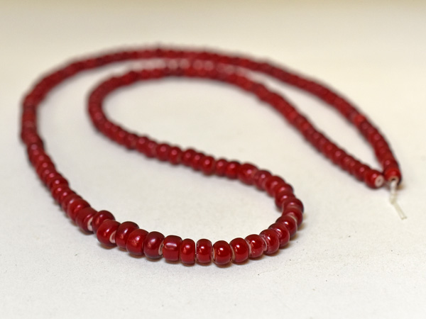 2410】ANTIQUEホワイトハーツほぼ血赤中粒ビーズ一連4(Φ5.5mm)【とんぼ