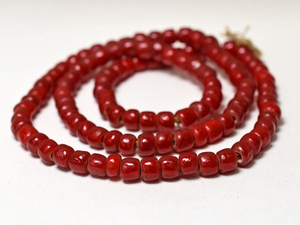 2602】ANTIQUEホワイトハーツやや濃淡のある濃赤筒型大粒ビーズ一連A1