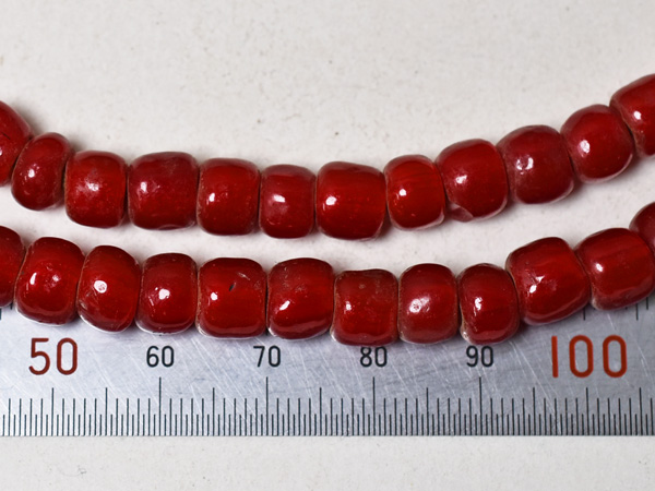 2602】ANTIQUEホワイトハーツやや濃淡のある濃赤筒型大粒ビーズ一連A1