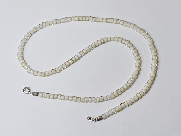 2305】クリアホワイトハートビーズとカレンシルバーのネックレス