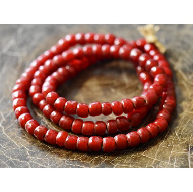 2602】ANTIQUEホワイトハーツやや濃淡のある濃赤筒型大粒ビーズ一連A1