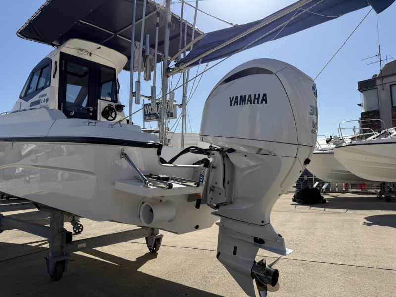 ヤマハ F.A.S.T26EX 300馬力ホワイトバージョン搭載、法定安全備品付き