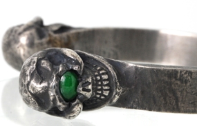 ストップライト・2スカルバングルのスカルノ目にスタールビー、翡翠の