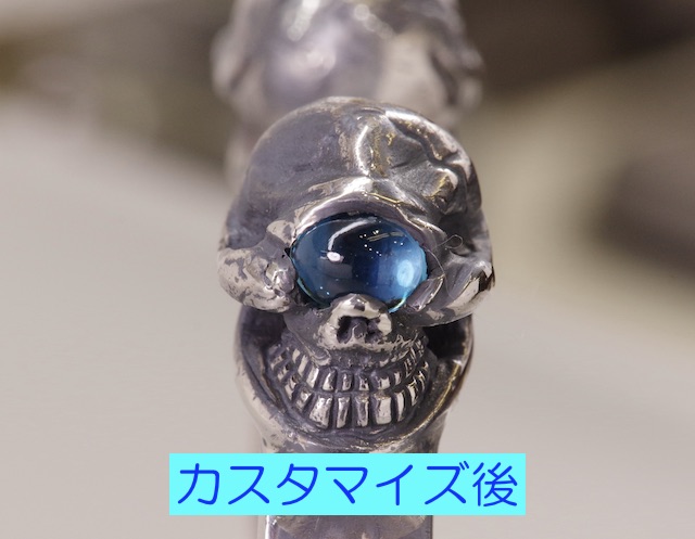 ストップライト・2スカルバングルのスカルの目に、レッドガーネット