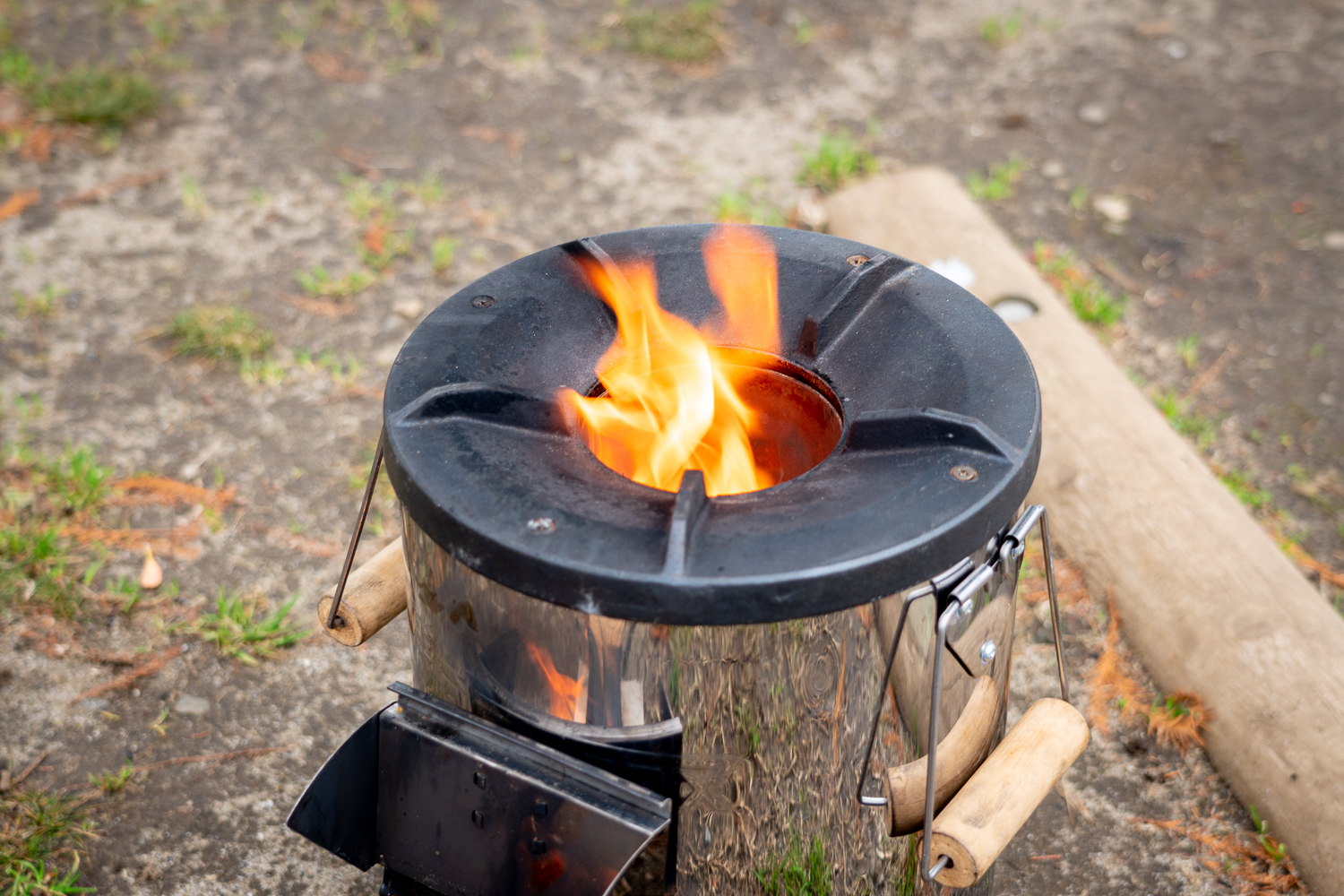 一家に一台！二次燃焼するペトロマックス「ロケットストーブ rf33」を