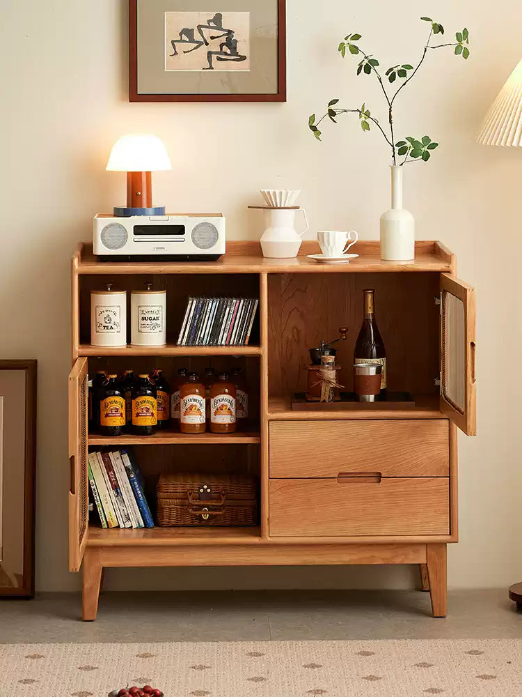 天然木のぬくもりを感じる、上質なチェリー材サイドボード