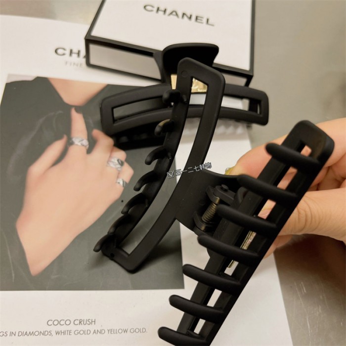 ハイブランドシャネル ヘアクリップ バンスクリップ 高級感 金具ロゴ