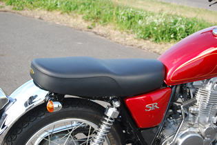ケイアンドエイチのSR400専用シートに新モデル| バイクブロス・マガジンズ
