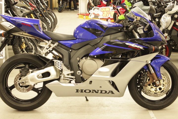 ホンダ CBR1000RR シングルシートカウル装備 店頭展示中！ | 中古