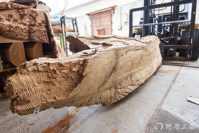 トチの縮杢を仕入れて製材 | 野原工芸｜作り手の裏話