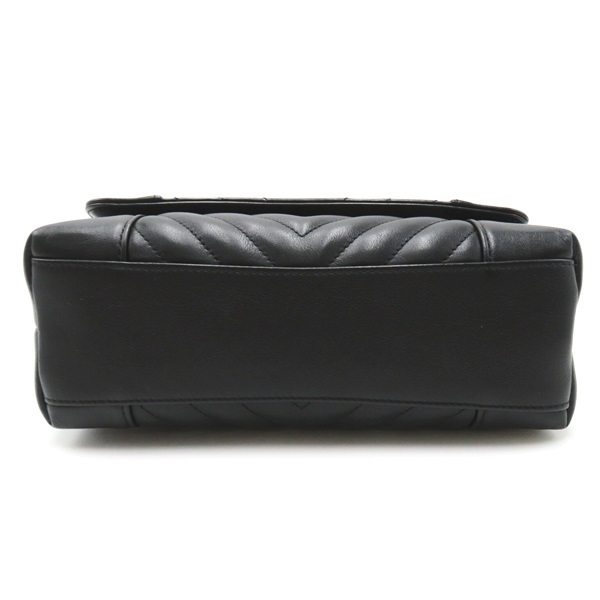 シャネル(CHANEL)シャネル シェブロン Vステッチ チェーンショルダー