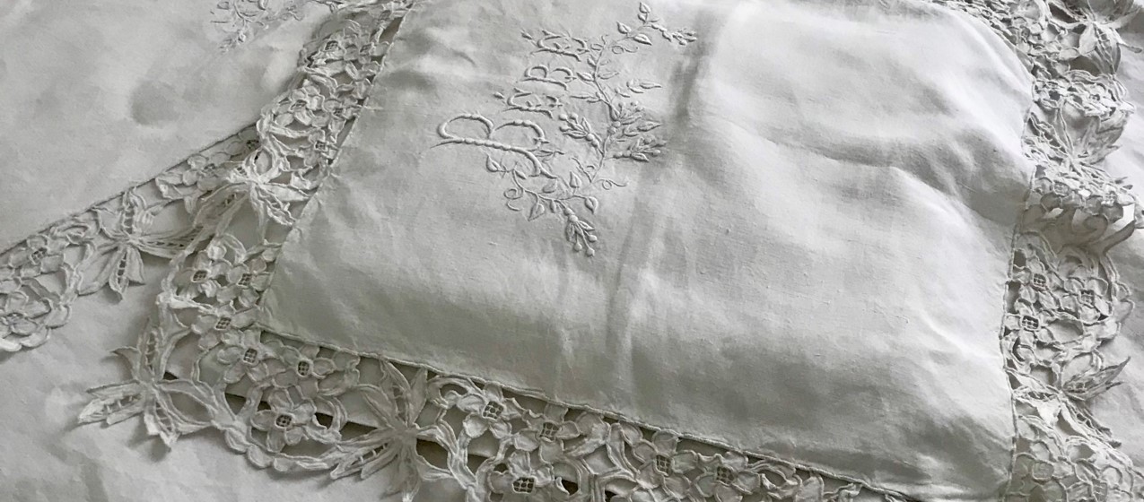 L2387 フランスアンティークレースクロス 花鳥柄ハンドワークリネン