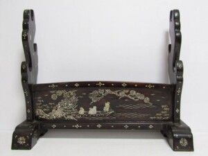 東京都小金井市にて、時代 武具 豪華 螺鈿細工の刀掛などの刀装具