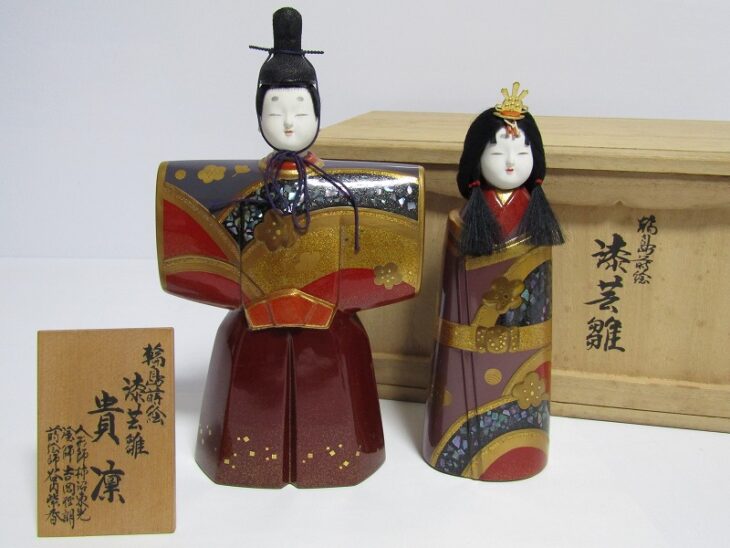 東京都杉並区善福寺にて、作家物の輪島塗 蒔絵の立雛などの日本人形