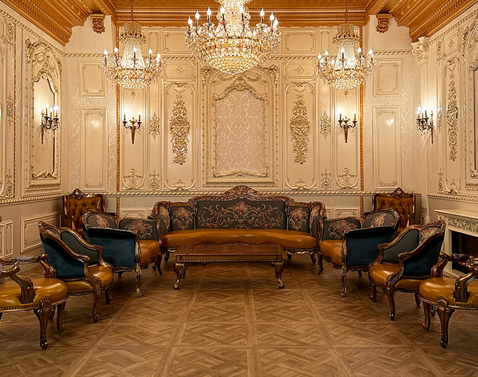 メインスペースには存在感のある豪華なソファ｜目白Gallery-O5｜格安