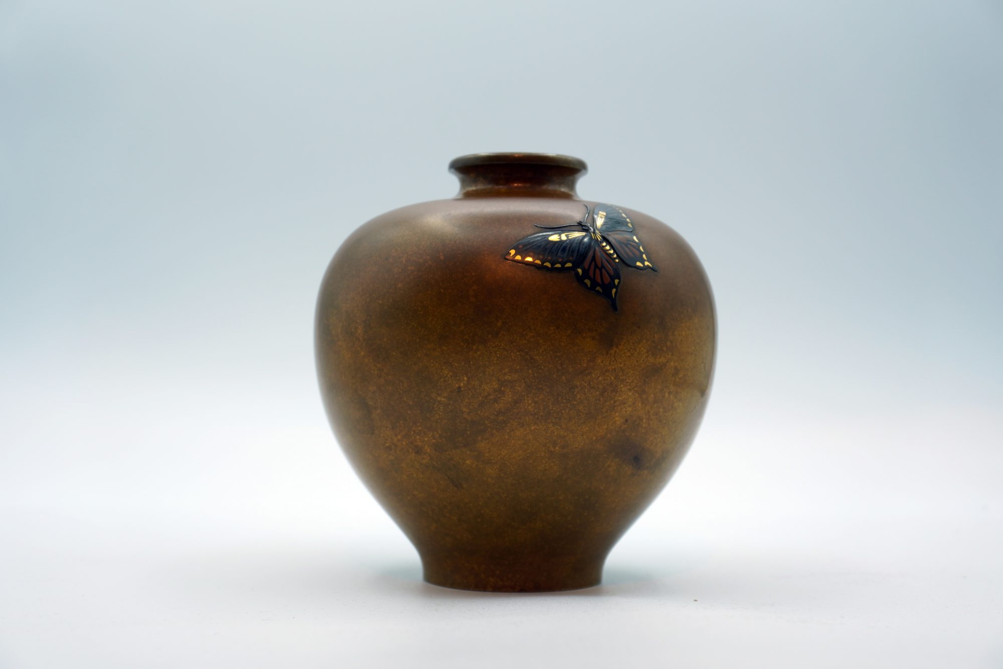 象嵌 蝶舞図花瓶 在銘 | 明治工芸・明治金工の販売専門店ならGallery尚