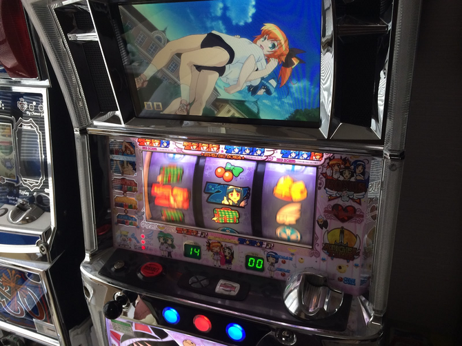 ゲーセン文化から見ても新業態？ スロット専門ゲームセンターにウラの