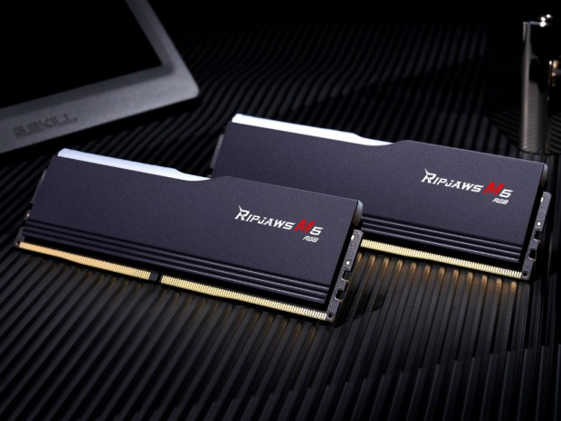 マットブラック/マットホワイトヒートシンクを装着した、G.SKILL