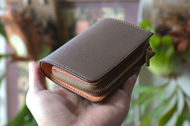 好みの革・色でオーダーできるコンパクトウォレット