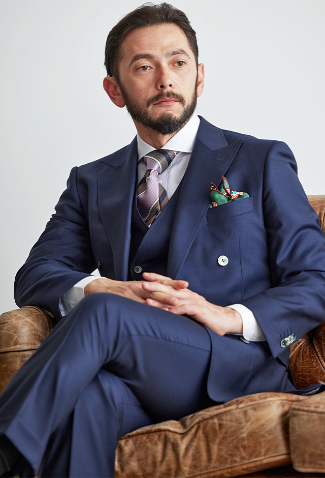 ネイビースーツ・ヘリンボーンのコーディネート（Cloth Ermenegildo