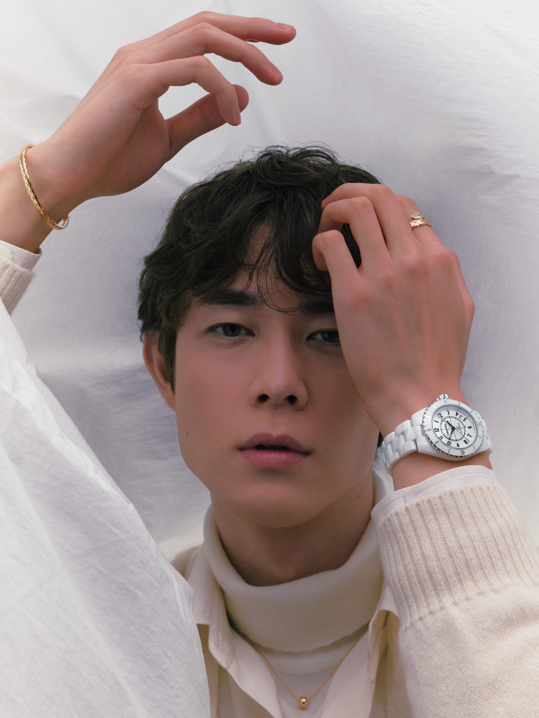 Monochrome but Vivid - シャネル、J12で刻む白と黒の多彩な時間 | GQ