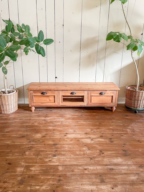 輸入住宅向け取っ手がかわいいアンティーク風ウッドテレビボード1500