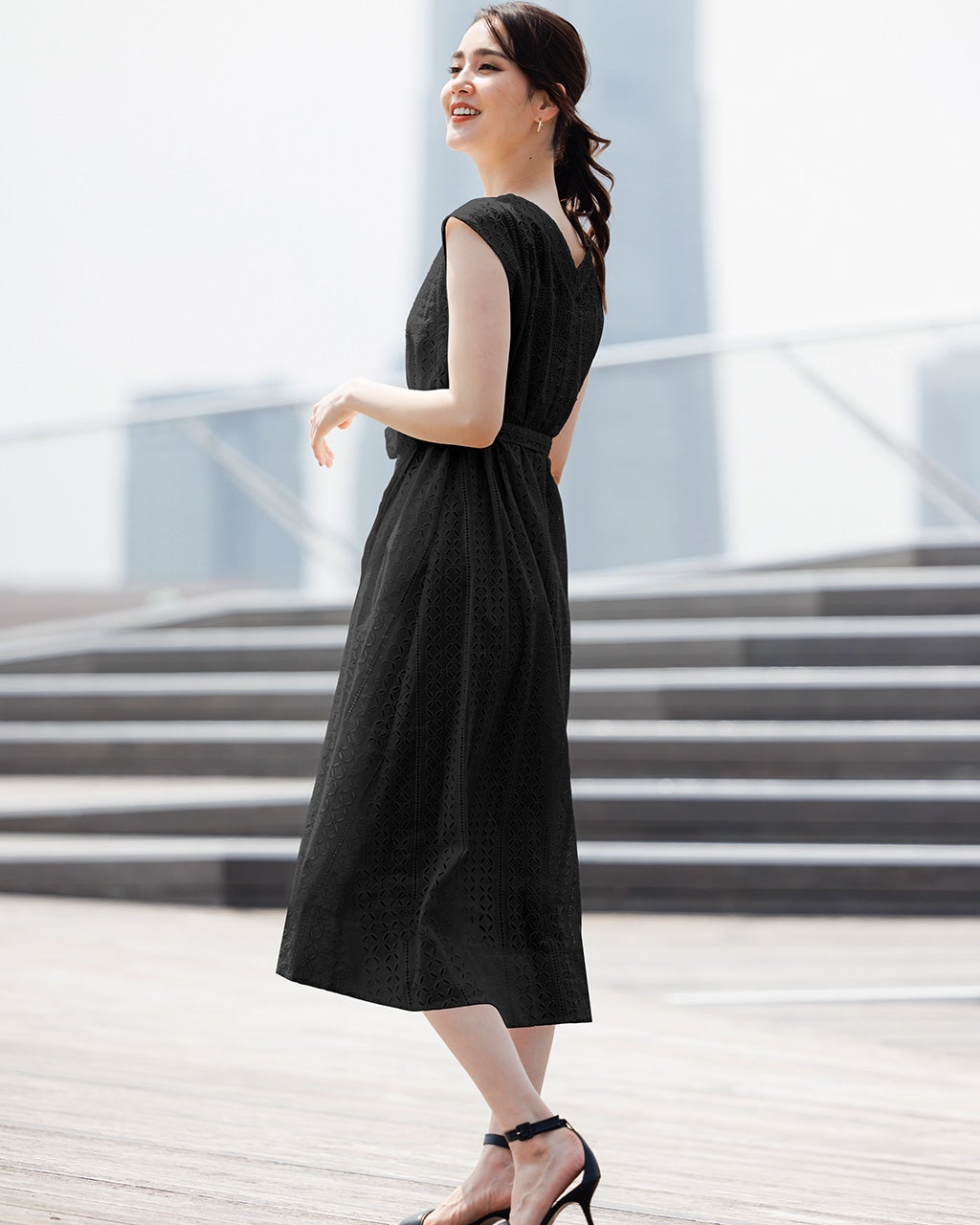 カットワークレース・バックV開きドレス/DoCLASSE