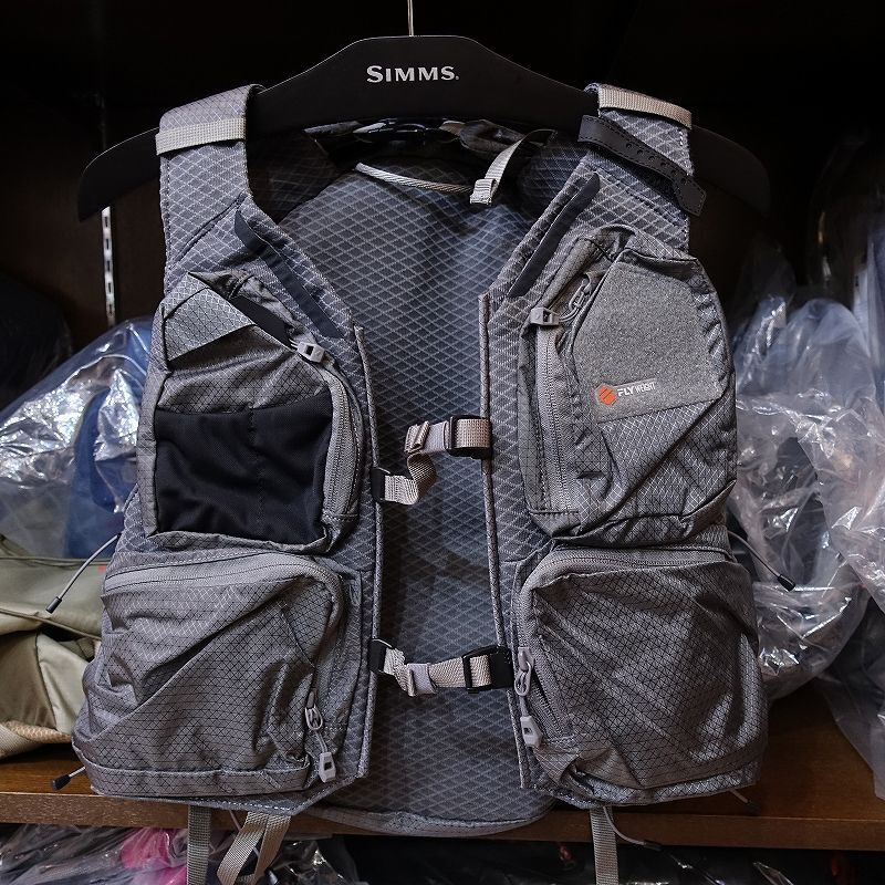 SIMMS FLYWEIGHT VEST PACK - SMOKE