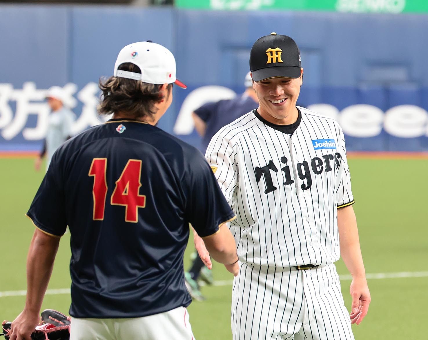 侍ジャパン・伊藤大海 〝ひろとらコンビ〟阪神・伏見と再会のハグ 「暇