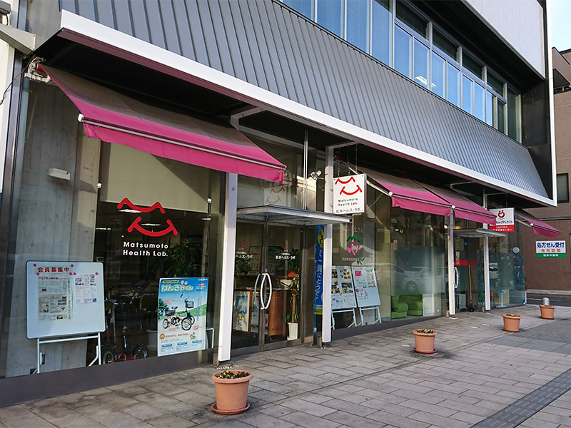 松本市Mウイング1F・松本ヘルスラボ様にてアカマツギター展示中