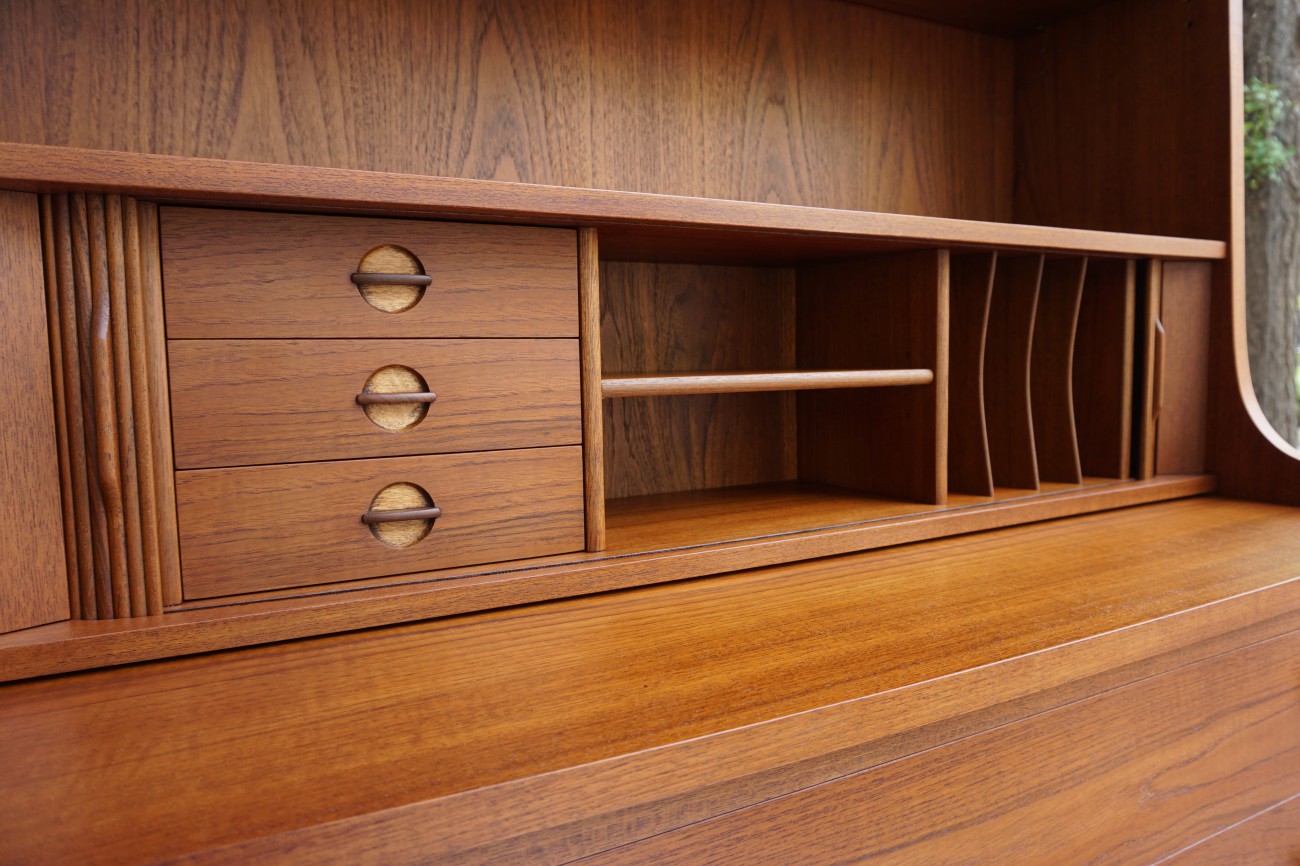 チークブックシェルフと蛇腹のブックシェルフ（Johannes sorth teak