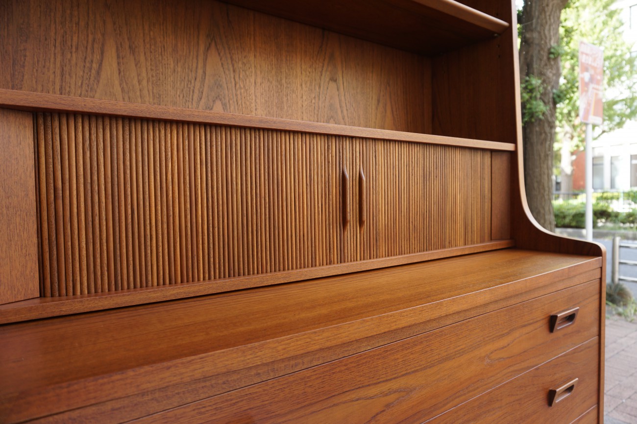 チークブックシェルフと蛇腹のブックシェルフ（Johannes sorth teak